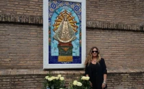 Florencia Delucchi junto a su obra en los Jardines Vaticanos