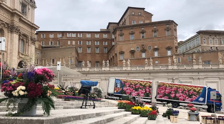 Miles de flores llegan desde Holanda al Vaticano para el Domingo de Pascua
