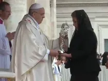 Floribet Mora presenta al Papa Francisco las reliquias de San Juan Pablo II