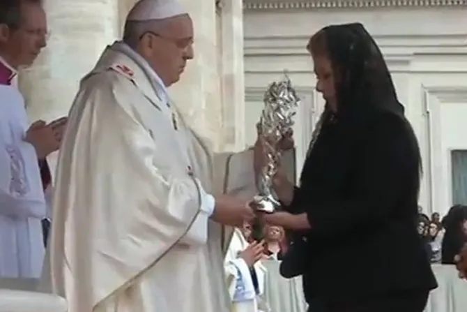 [VIDEO] Floribeth Mora y familia de Roncalli entregan al Papa Francisco reliquias de San Juan XXIII y San Juan Pablo II