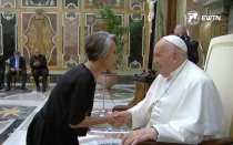 Florinda Meza saluda al Papa Francisco en la audiencia que sostuvo el Santo Padre con más de 100 comediantes de diversas partes del mundo.