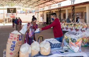 Catholic Relief Services distribuye alimentos a escolares en una escuela del departamento de Totonicapán (Guatemala) con la ayuda de padres voluntarios. Crédito: Catholic Relief Services.