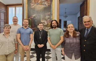 El Cardenal José Cobo recibió a una delegación de la organización LGTB CRISMHOM. Crédito: CRISMHOM