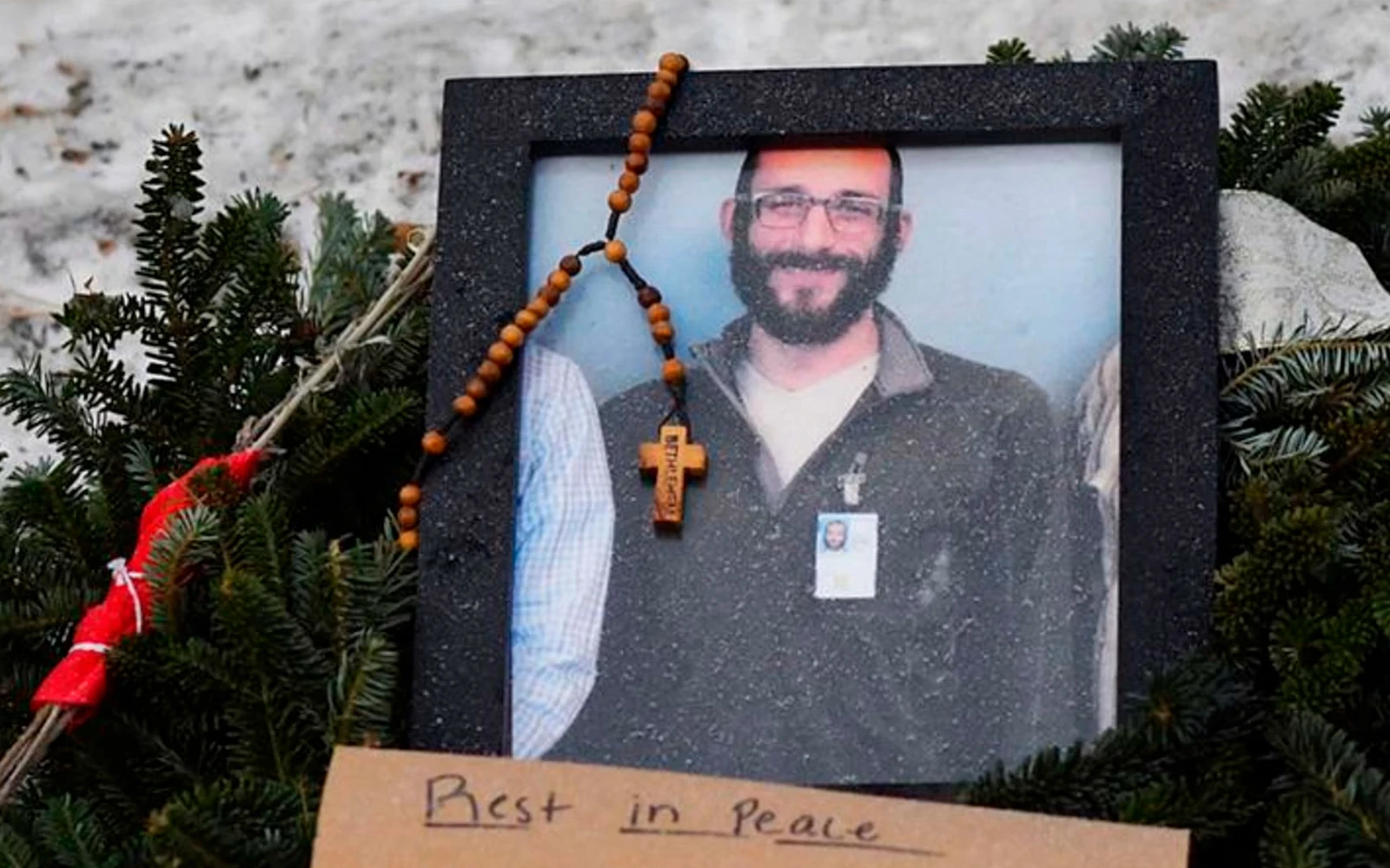 Una foto de Alex Pretti expuesta en un monumento improvisado en la zona donde fue asesinado a tiros el 24 de enero por agentes federales de inmigración en Minneapolis.?w=200&h=150