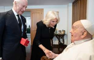 Foto del encuentro de este miércoles del Papa con el rey Carlos III y su mujer Camila Crédito: Vatican Media