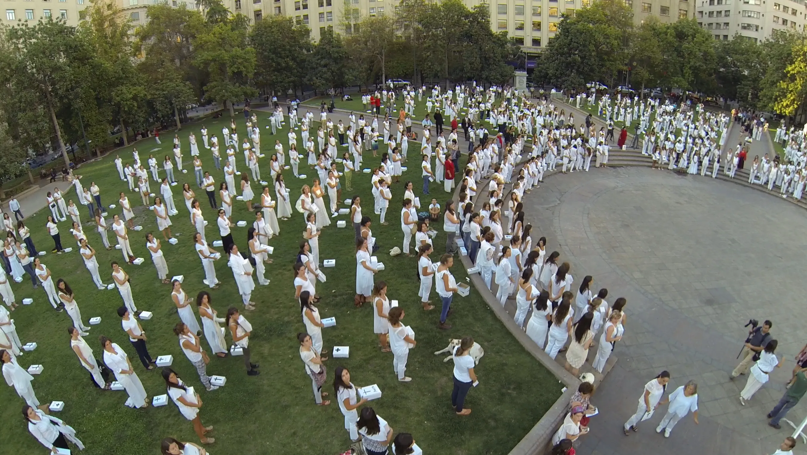 Las más de mil mujeres con ataúdes blancos frente al Palacio de la Moneda que le dijeron sí a la vida y no al aborto. Foto Chile Vida
