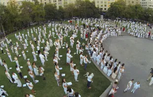 Las más de mil mujeres con ataúdes blancos frente al Palacio de la Moneda que le dijeron sí a la vida y no al aborto. Foto Chile Vida 