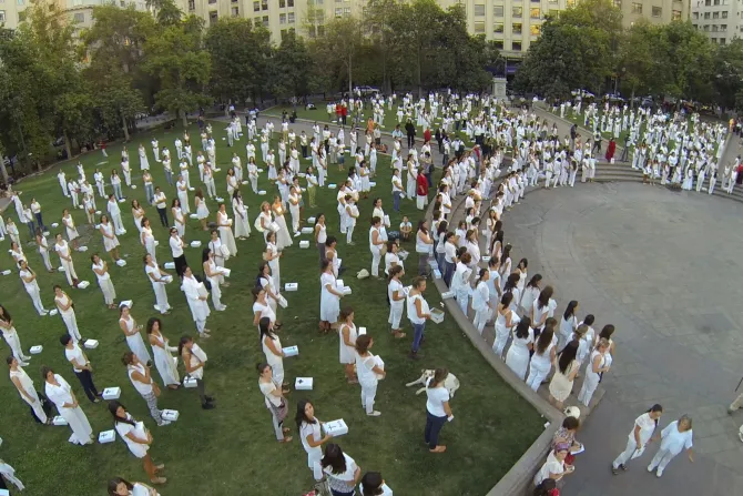 Con ataúdes blancos más de mil mujeres dicen no al aborto ante Palacio de la Moneda en Chile