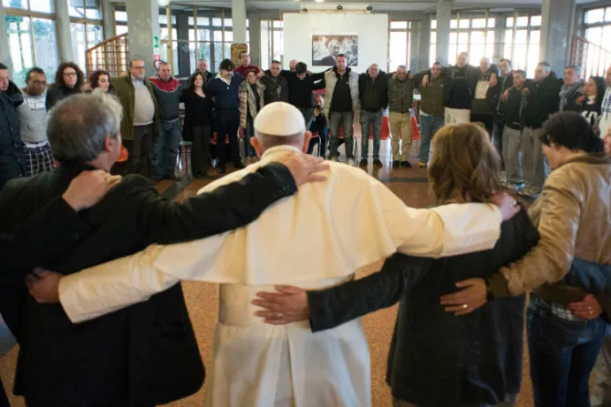 Viernes de misericordia: El Papa visita por sorpresa a ex tóxicodependientes y alcohólicos