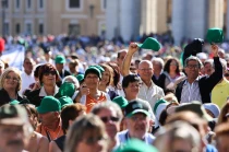 Un grupo de ancianos en el encuentro de esta mau00f1ana en el Vaticano (Foto Lauren Cater / ACI Prensa)