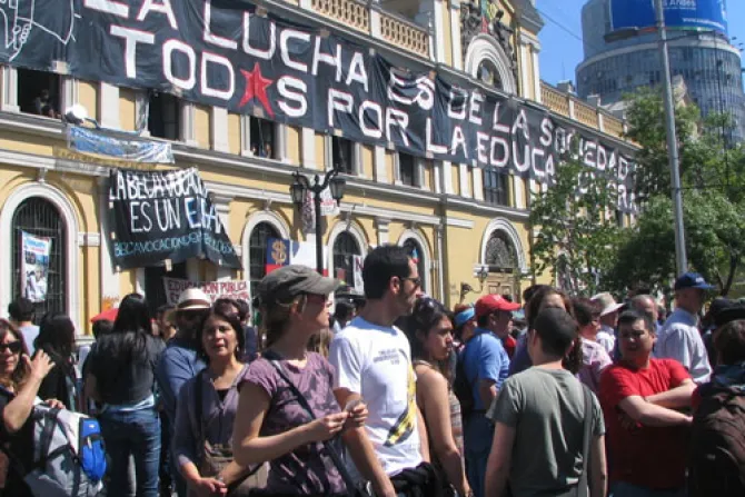 Obispo chileno condena actos de violencia en marchas estudiantiles