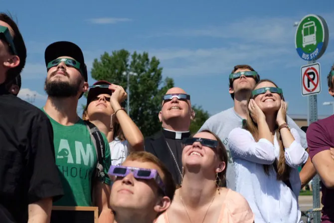FOTOS: Así vivieron los católicos el eclipse total de sol en Estados Unidos