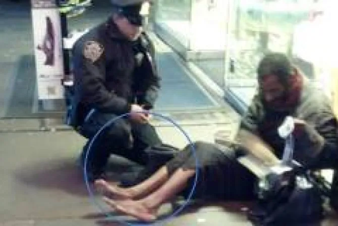 Policía de NY conmueve a miles en Facebook con acto de "buen samaritano"