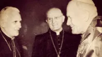 Cardenal Joseph Ratzinger, Cardenal Edouard Gagnon y el Papa Juan Pablo II 