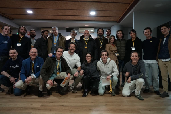 Voluntarios e impulsores de "It's Time to Think" con algunos de los ponentes del evento "El Despertar". Crédito: It's Time to Think