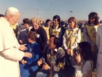 Con lentes, al centro, Jorge Recabarren frente a Juan Pablo II