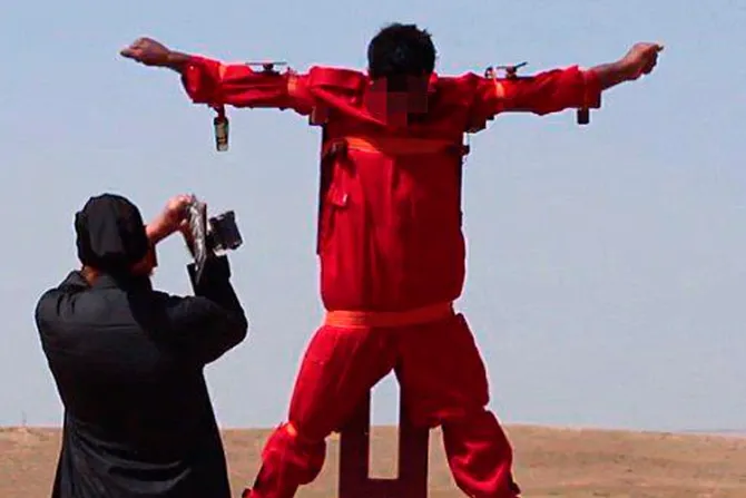ISIS desmembra a hombre atado en cruz y justifica barbarie con cita del Corán