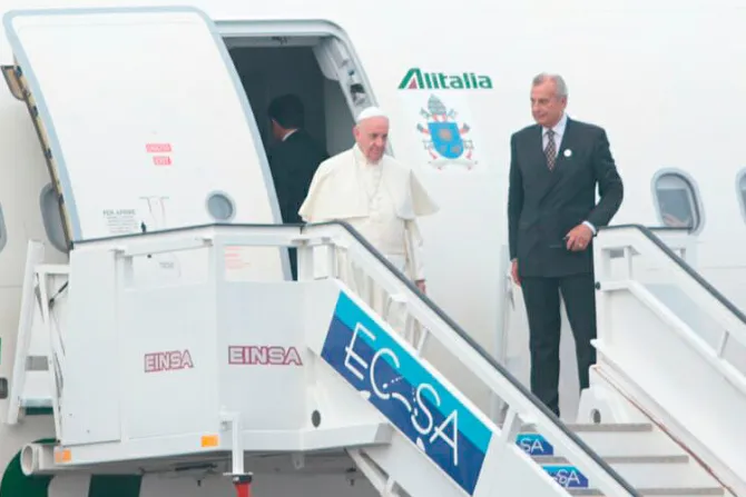 VIDEO: El Papa llega a Cuba, pide libertad para la Iglesia y aboga por fin de dinastías
