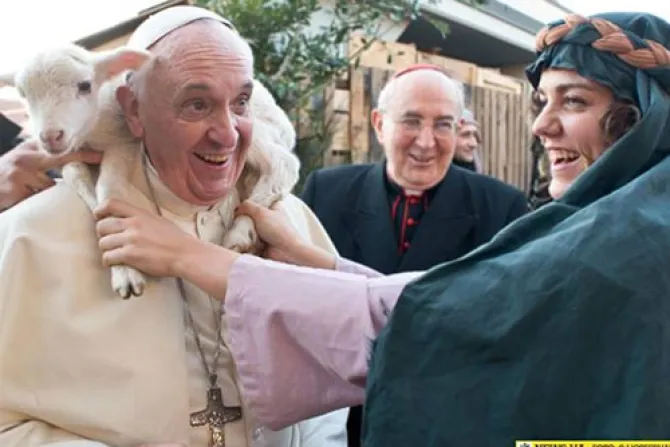 [VIDEO] El Papa Francisco realiza emotiva visita a "Belén viviente" en Roma