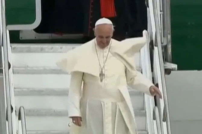 FOTOS: Bienvenida al Papa Francisco en el Aeropuerto de Rio y Palacio de Guanabara 
