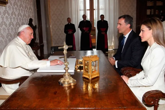 El Rey Felipe VI de España bromea con el Papa Francisco: “¿Qué, el monaguillo primero, no?”