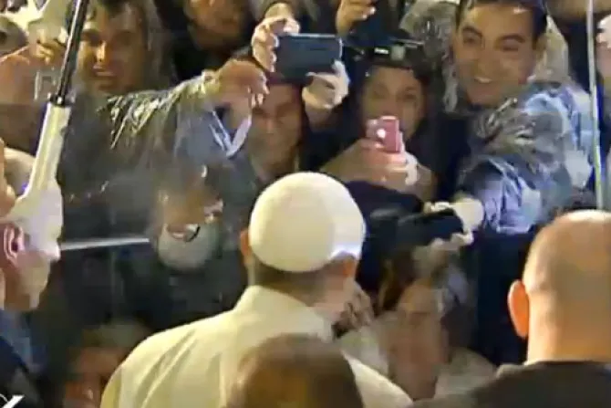 VIDEO: Reportero logra que el Papa Francisco envíe bendiciones al Perú