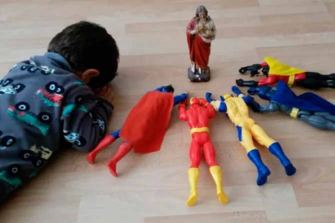 FOTO VIRAL: Niño reza con superhéroes y conmueve las redes sociales