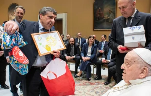 El Papa Francisco recibe un huevo de Pascua en la audiencia de esta mañana con personal del Gemelli Crédito: Vatican Media