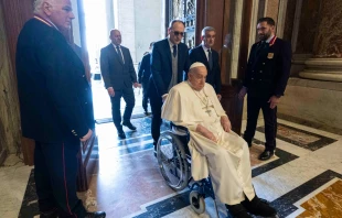 El Papa Francisco, atraversando la Puerta Santa de la basílica de San Pedro Crédito: Vatican Media