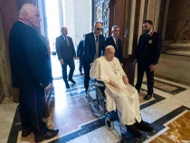 El Papa Francisco, atraversando la Puerta Santa de la basílica de San Pedro