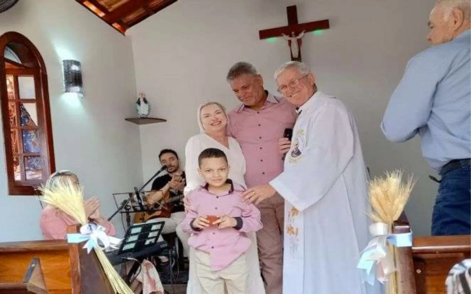 La familia Maganha con el P. Gilson Maia, que bendijo la capilla, el 9 de julio de 2023.?w=200&h=150