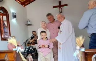 La familia Maganha con el P. Gilson Maia, que bendijo la capilla, el 9 de julio de 2023. Crédito: Familia Maganha.