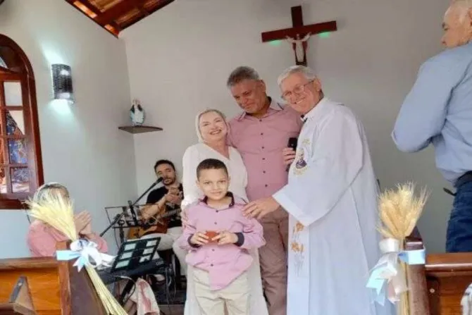 La familia Maganha con el P. Gilson Maia, que bendijo la capilla, el 9 de julio de 2023.