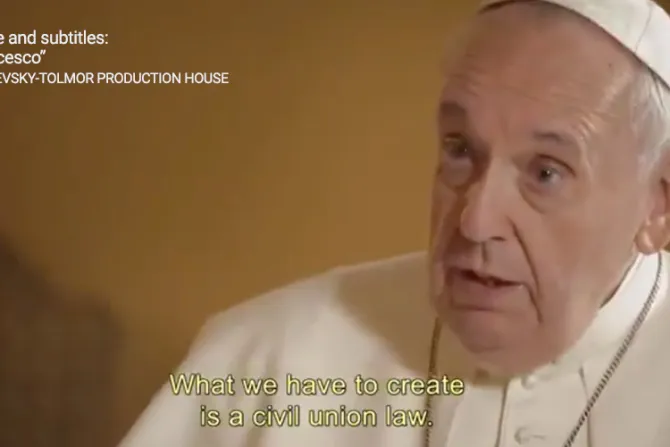 Lo que dice “Francesco” y lo que realmente dijo el Papa Francisco sobre los homosexuales