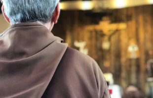 Fraile franciscano reza en una iglesia. Crédito: Cathopic.