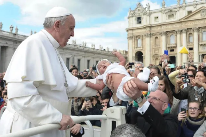 Las mujeres en la Iglesia tienen un papel esencial, subraya el Papa Francisco