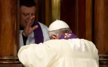 Papa Francisco confesándose