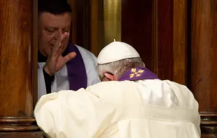Papa Francisco confesándose Crédito: Vatican Media