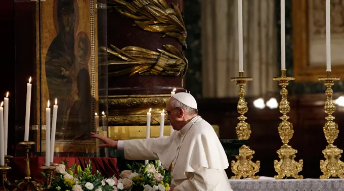 El Papa Francisco frente a la imagen mariana de la Salus Populi Romani (imagen referencial) / Foto: L'Osservatore Romano?w=200&h=150