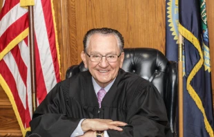 El juez católico Frank Caprio, juez municipal principal en Providence, Rhode Island. Crédito: Stephanie R Pereira - Wikimedia Commons (CC BY-SA 4.0)