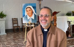 El P. Franklin Manrique, durante la entrevista con ACI Prensa. Crédito: Andrés Henríquez/EWTN.