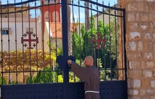 Fray Toufic Bou Mehri cierra el convento franciscano de Tiro en Líbano. Crédito: Custodia Franciscana de Tierra Santa.
