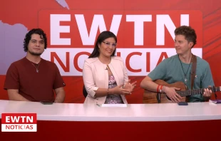 Efrén Rivera, Nathali Paredes de EWTN Noticias y Tomás Romero de Fruto del Madero. Crédito: EWTN Noticias.