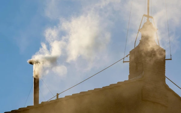 Humo blanco sale de la chimenea de la Capilla Sixtina el 8 de mayo de 2025, mientras la multitud aclama en la Plaza de San Pedro. Crédito: Daniel Ibáñez/EWTN News.