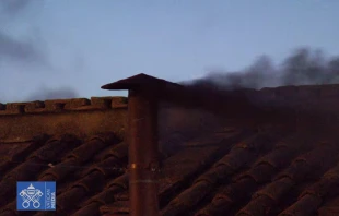 Fumata negra en el Vaticano al final del primer día del cónclave para elegir al nuevo Papa. Crédito: Vatican Media.