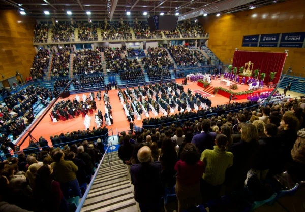 El pabellón Carolina Marín de Huelva acogió el funeral por las víctimas del accidente de tren de Adamuz. Crédito: Diócesis de Huelva.