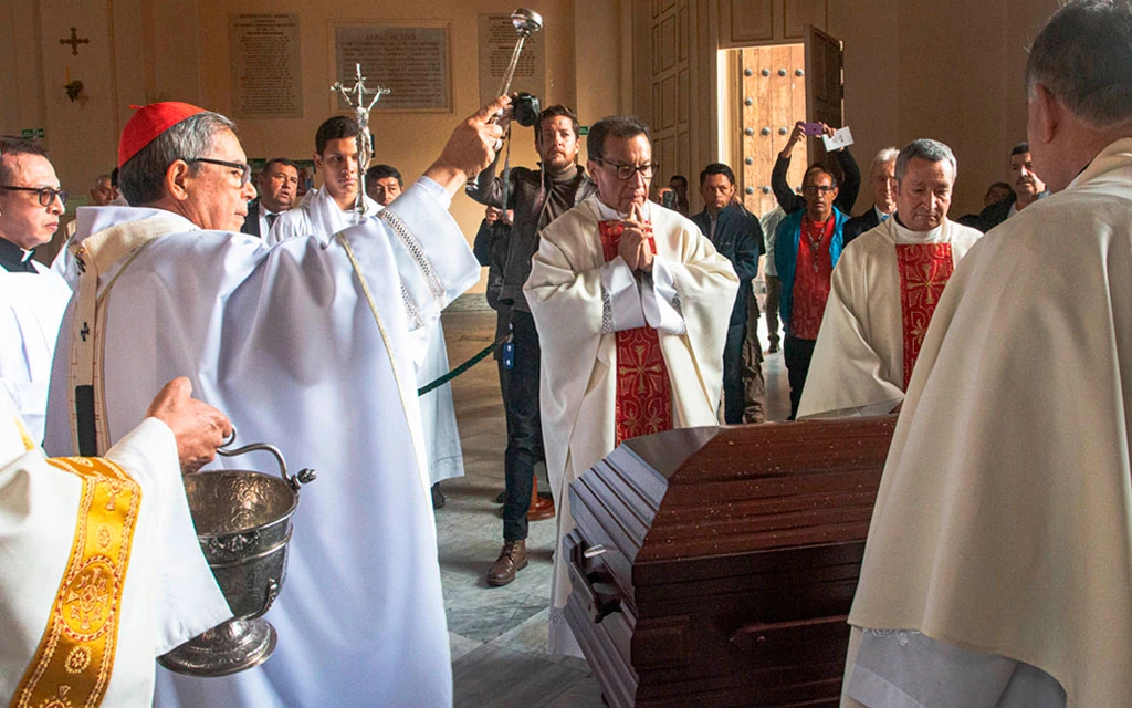 El Arzobispo de Bogotá, Cardenal Luis José Rueda, asperja agua bendita sobre el ataúd del Cardenal Pedro Rubiano.?w=200&h=150