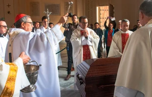 El Arzobispo de Bogotá, Cardenal Luis José Rueda, asperja agua bendita sobre el ataúd del Cardenal Pedro Rubiano. Crédito: Eduardo Berdejo (ACI)
