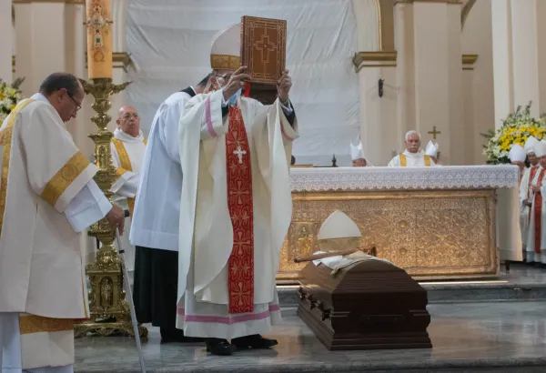 Sobre el ataúd fueron colocados la vestimenta litúrgica, la mitra episcopal y el báculo del Cardenal Pedro Rubiano, así como un ejemplar del Evangelio. Eduardo Berdejo (ACI)