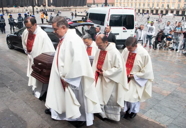 Sacerdotes de la Arquidiócesis de Bogotá portan el ataúd con los restos del Cardenal Pedro Rubiano Sáenz. Eduardo Berdejo (ACI)